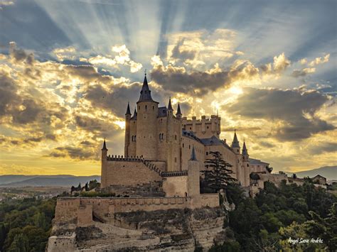 Alcázar of Segovia: Unescon suojelema historiallinen linnoitus ihmeellisen maiseman keskellä!