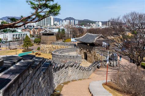 Suwon Hwaseong Fortress: Labyrinthinä Seikkailua Historiassa!