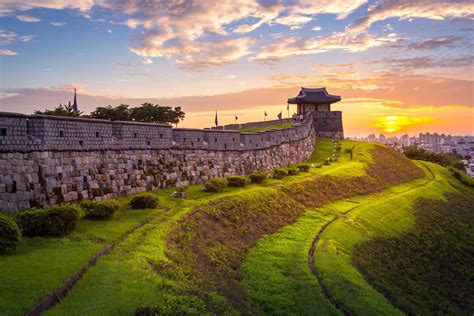 Suwon Hwaseong Fortress: Labyrinthinä Seikkailua Historiassa!