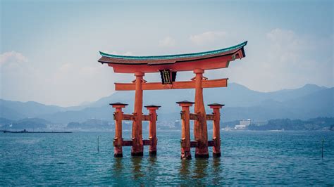 Itsukushima-jinjan pyhä torii – Myyttinen portti veden yllä ja ikoninen nähtävyys