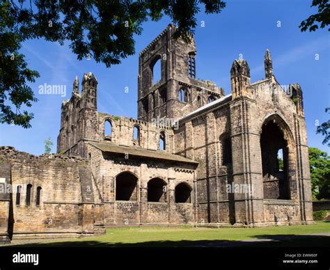  Kirkstall Abbey: Ruhtinaallinen keskiaikainen luostari Leedsin sydämessä!